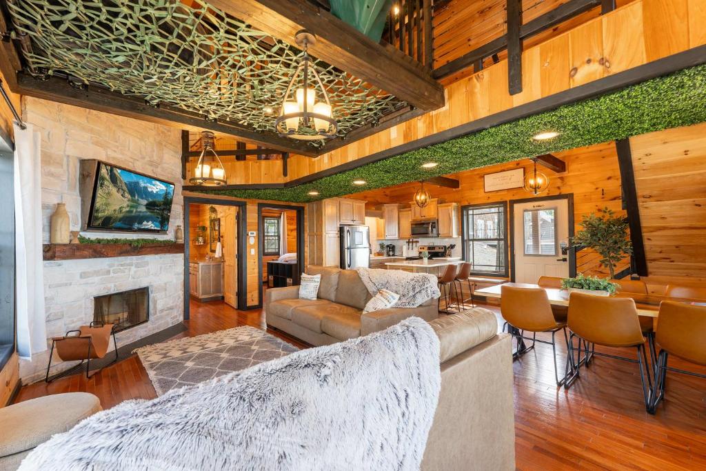 Sunset Ridge cabin 21 miles from Chatt TN Indoor pool & hot tub