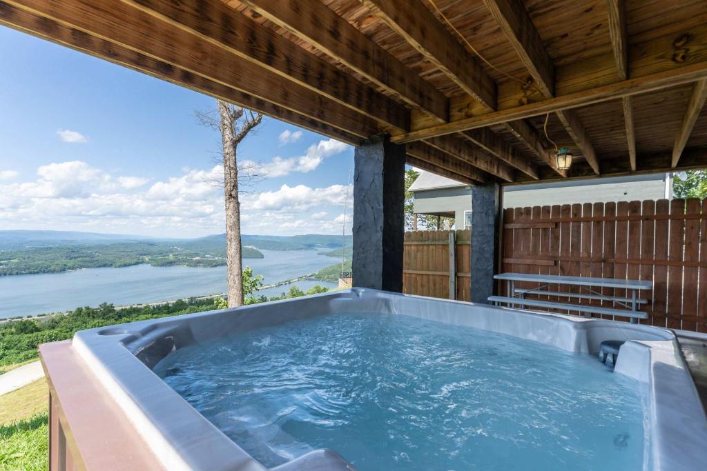 Sunset Ridge cabin 21 miles from Chatt TN Indoor pool & hot tub