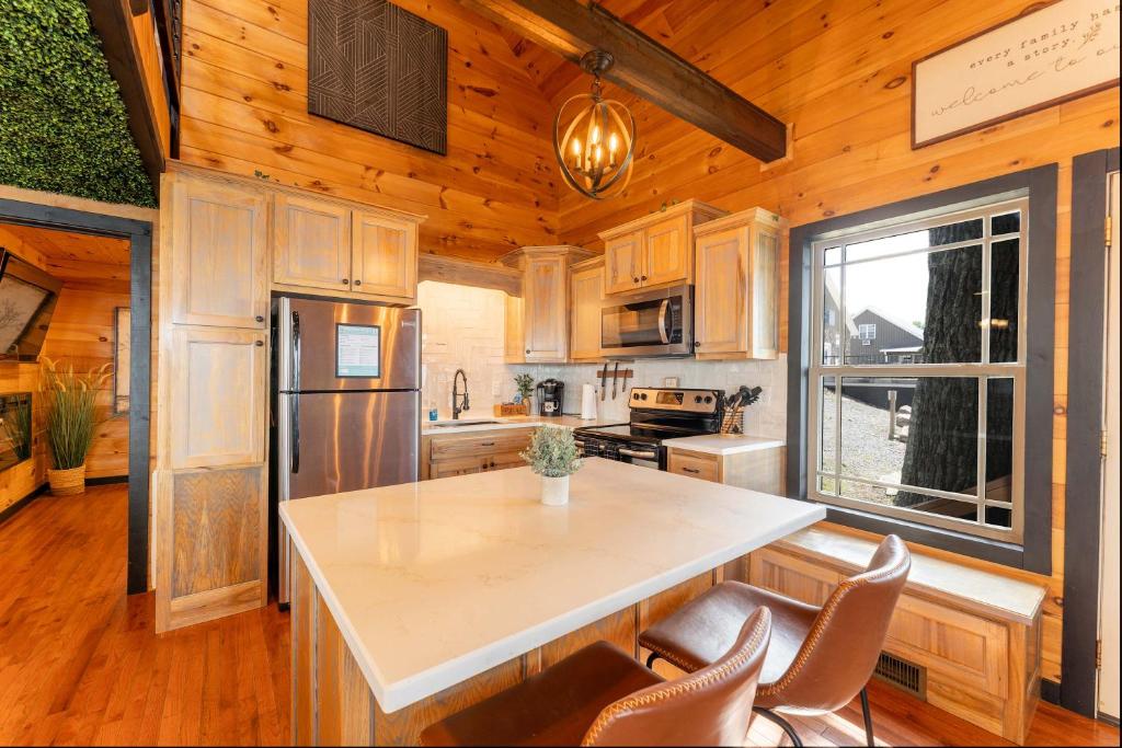 Sunset Ridge cabin 21 miles from Chatt TN Indoor pool & hot tub - Image 8