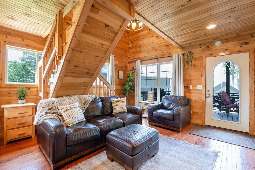 Cloud 9 Cabin with an indoor pool hot tub & fire pit - Image 6