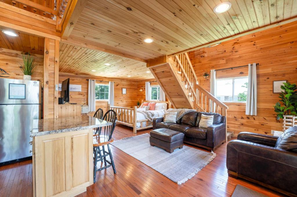 Cloud 9 Cabin with an indoor pool hot tub & fire pit