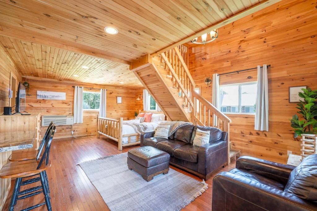 Cloud 9 Cabin with an indoor pool hot tub & fire pit - Image 7