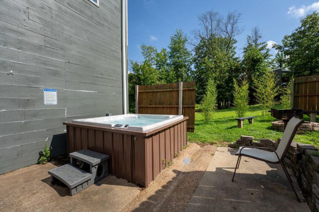 Hot Tub (Jacuzzi) - Photo 2