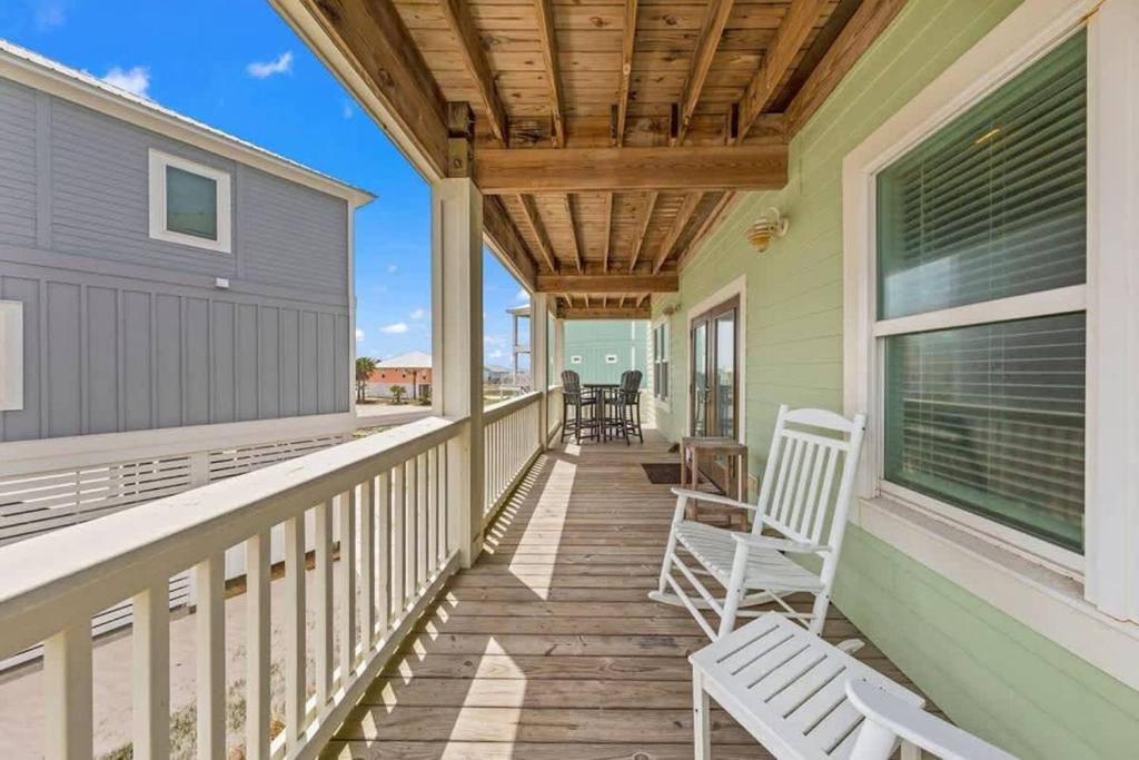 Beachside Getaway- Jacuzzi Fire Pit 3-Min Walk to Beach - Image 7