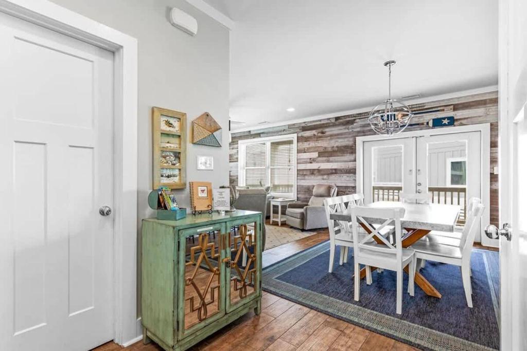 Beachside Getaway- Jacuzzi Fire Pit 3-Min Walk to Beach - Image 4