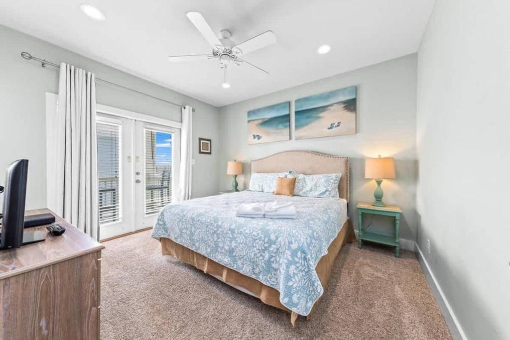 Beachside Getaway- Jacuzzi Fire Pit 3-Min Walk to Beach - Image 5