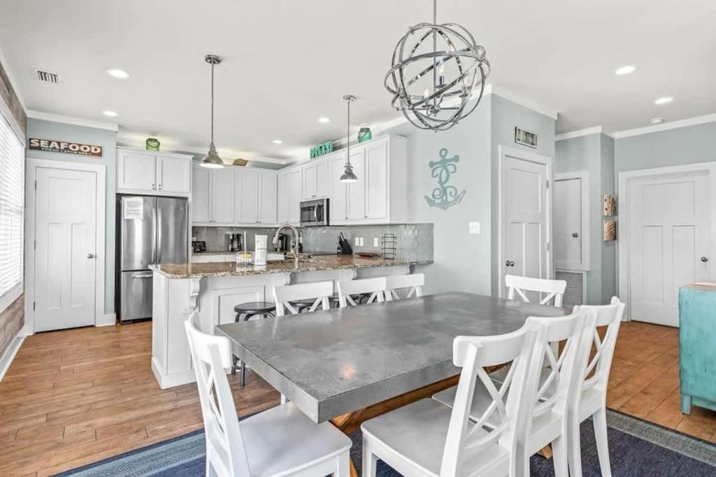 Beachside Getaway- Jacuzzi Fire Pit 3-Min Walk to Beach - Image 8