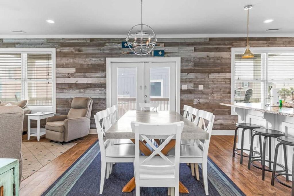 Beachside Getaway- Jacuzzi Fire Pit 3-Min Walk to Beach