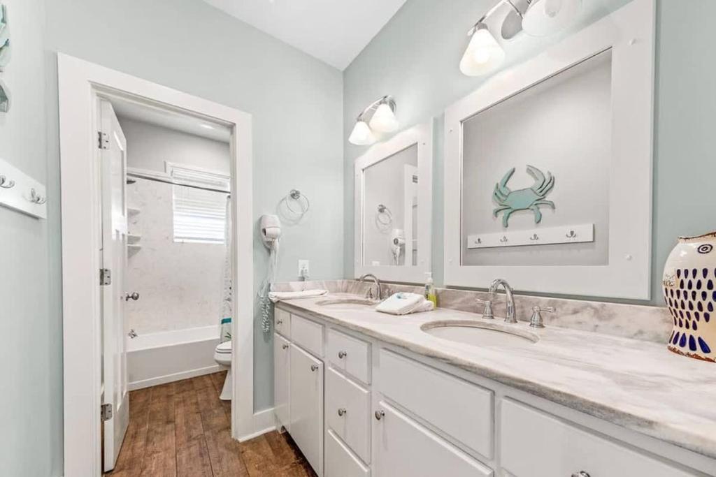 Beachside Getaway- Jacuzzi Fire Pit 3-Min Walk to Beach