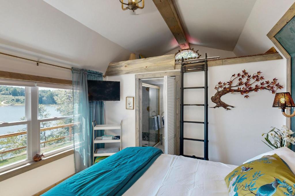 Crescent Moon Tiny Lake House - Image 7