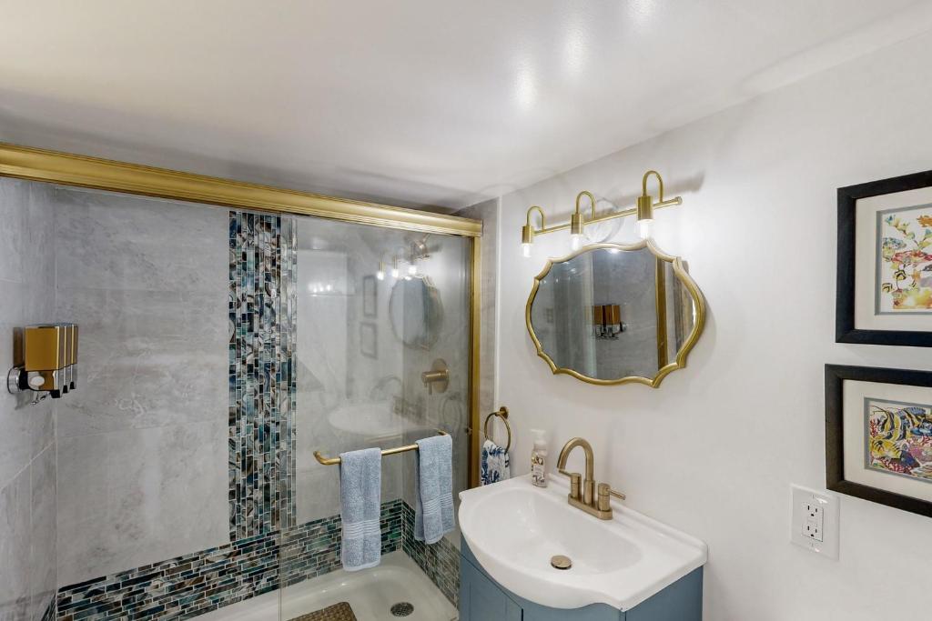 Crescent Moon Tiny Lake House - Image 8