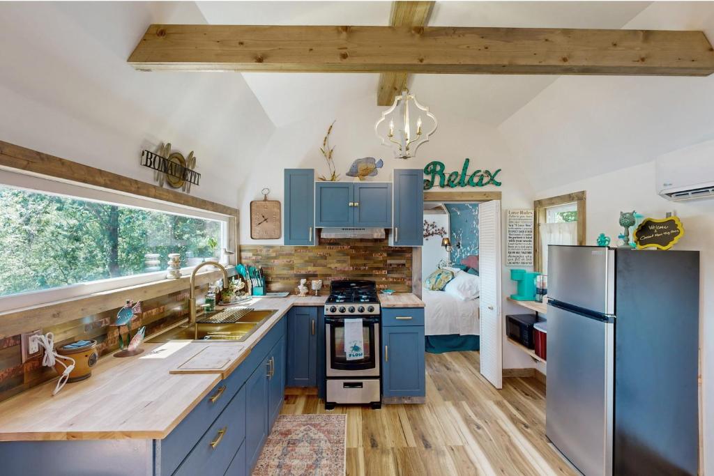 Crescent Moon Tiny Lake House - Image 4