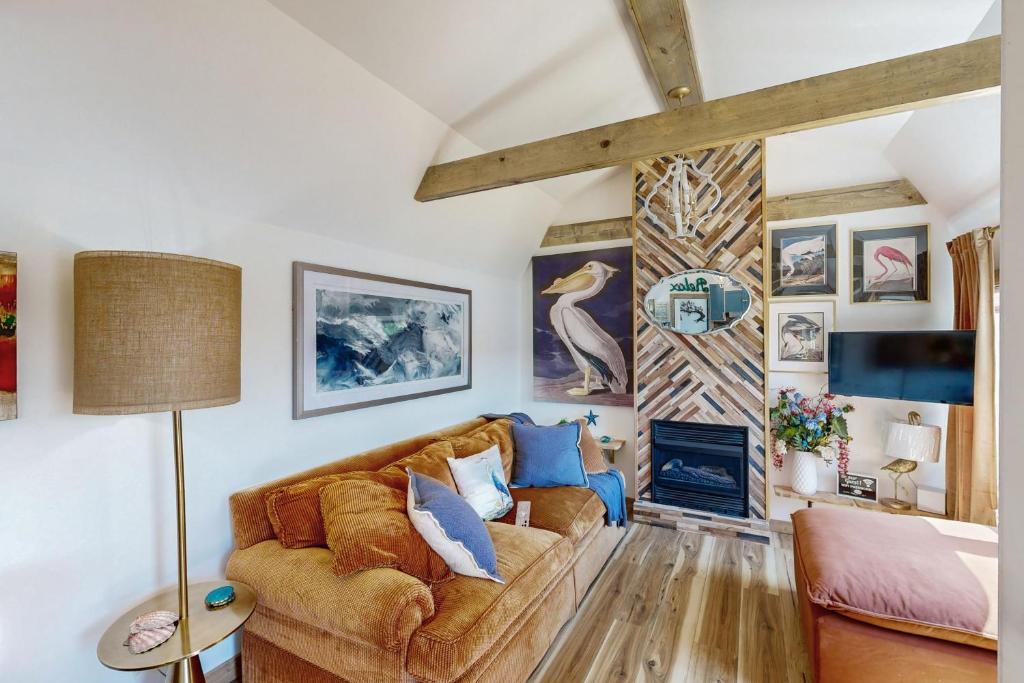 Crescent Moon Tiny Lake House - Image 5