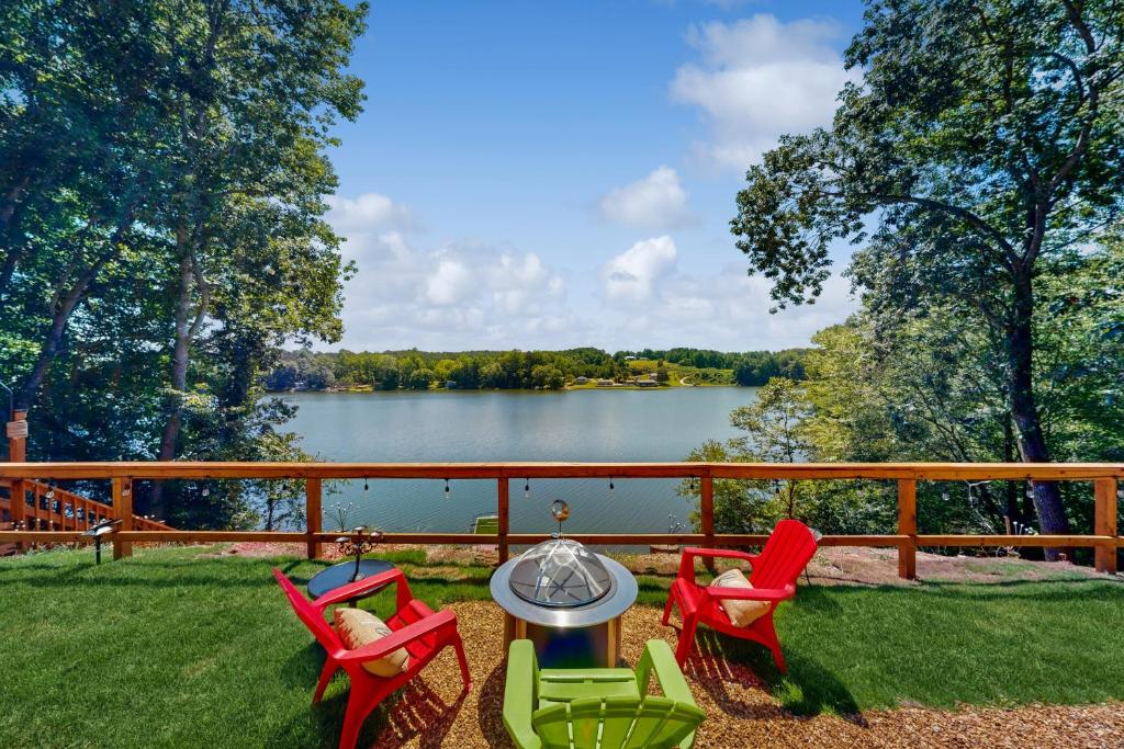 Crescent Moon Tiny Lake House - Image 6