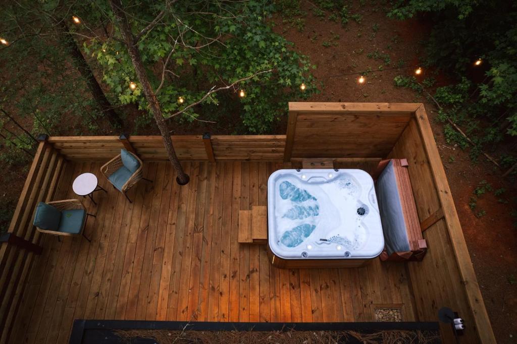 Hot Tub (Jacuzzi) - Photo 2