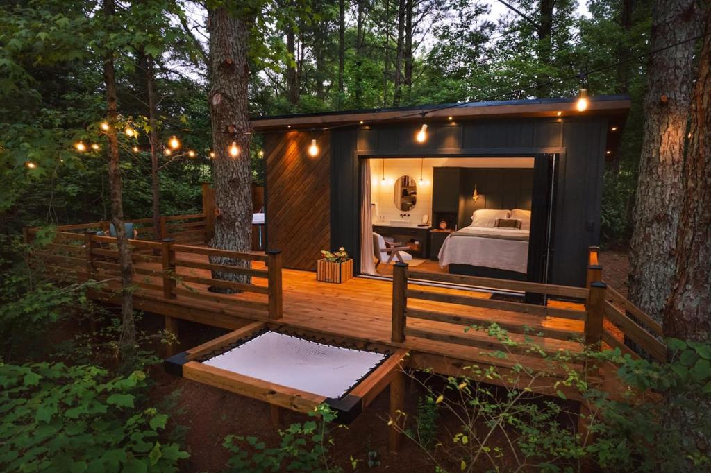 Luxury tiny cottage with deck hammock and hot tub!