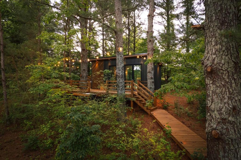 Luxury tiny cottage with deck hammock and hot tub! - Image 5