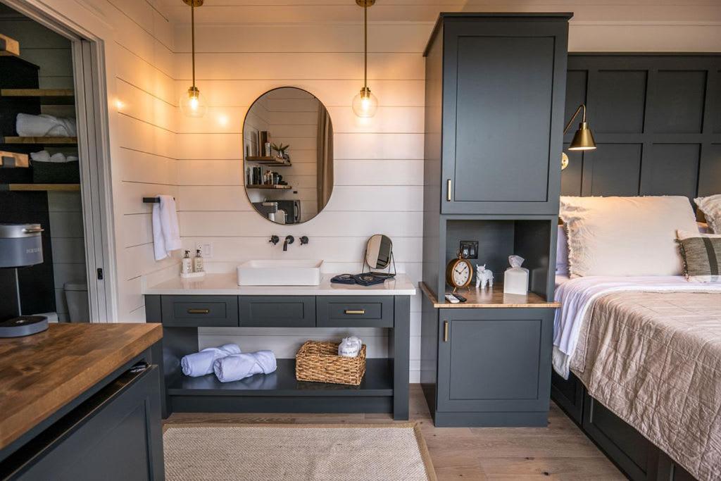 Luxury tiny cottage with deck hammock and hot tub! - Image 4