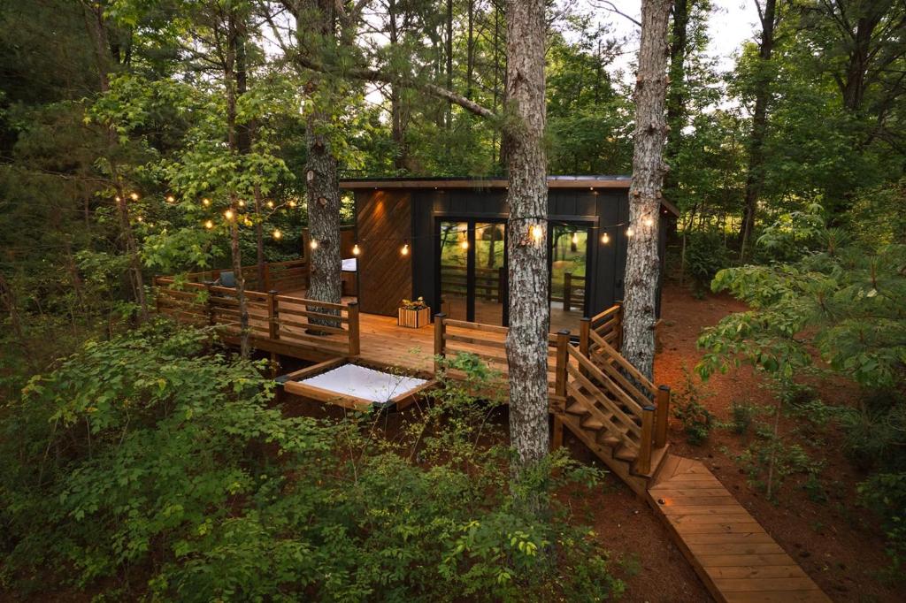 Luxury tiny cottage with deck hammock and hot tub!