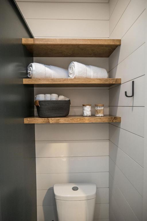 Luxury tiny cottage with deck hammock and hot tub! - Image 7