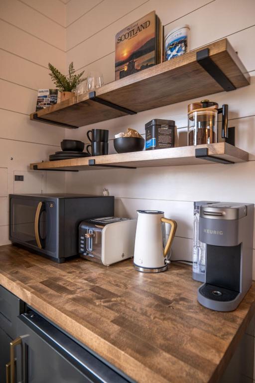 Luxury tiny cottage with deck hammock and hot tub! - Image 8