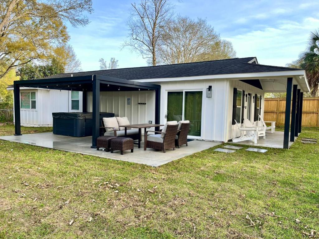 Love Shack in Foley/ Hot Tub / Modern Cozy