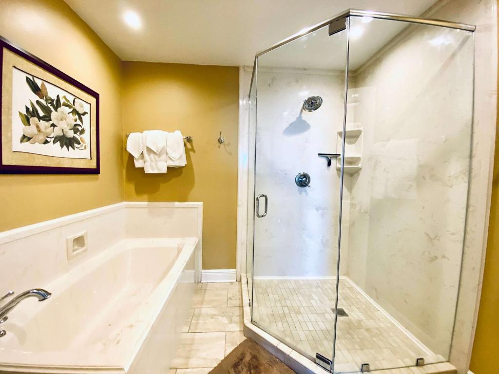 Lighthouse 1405 by ALBVR - Floor to ceiling sliding glass doors - 2BR plus kid's bunk room