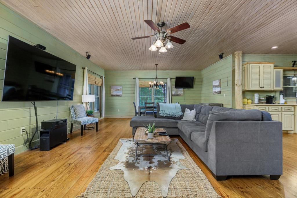 The Wagon Wheel Cabin Hot Tub Sleeps 10 Spacious - Image 5