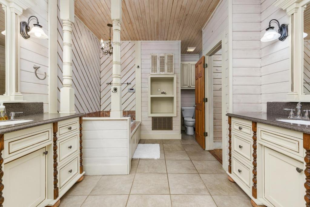 The Wagon Wheel Cabin Hot Tub Sleeps 10 Spacious