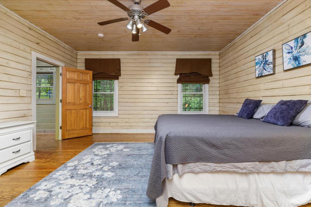 The Wagon Wheel Cabin Hot Tub Sleeps 10 Spacious - Image 7