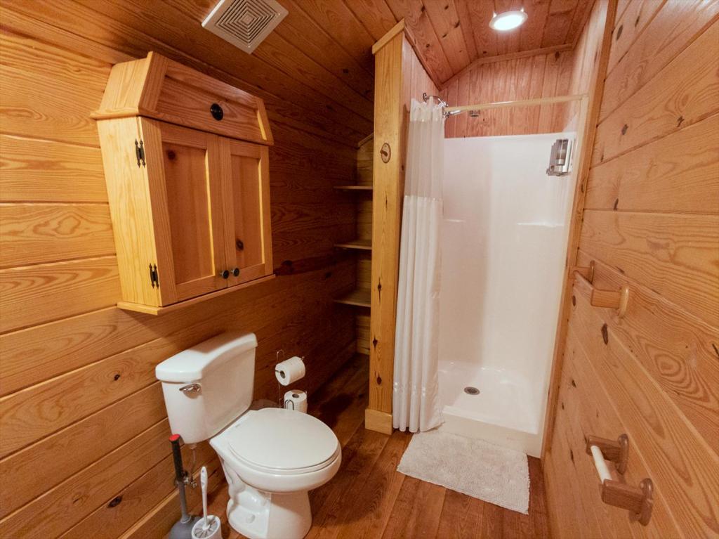 The Wagon Wheel Cabin Hot Tub Sleeps 10 Spacious
