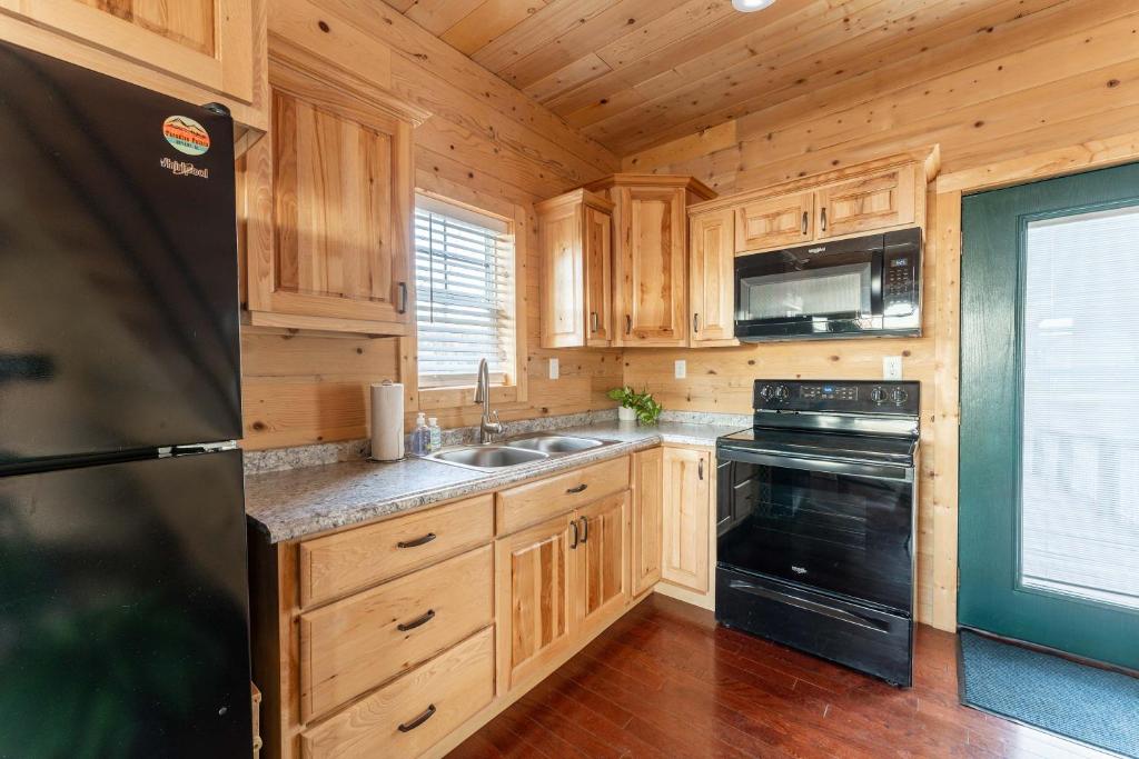 Cabin in the Sky with an outdoor kitchen - Image 6