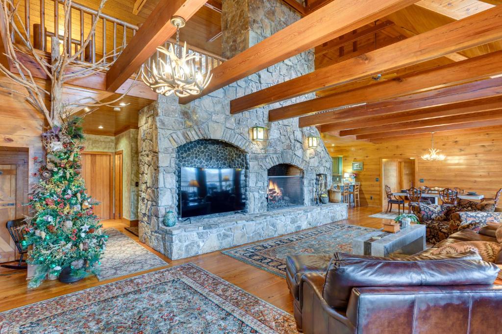 Lakefront Custom-Built Mentone Home Game Room! - Image 5