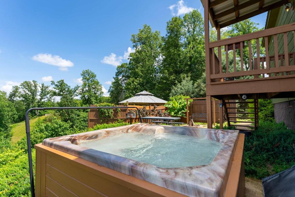 Hot Tub (Jacuzzi) - Photo 2