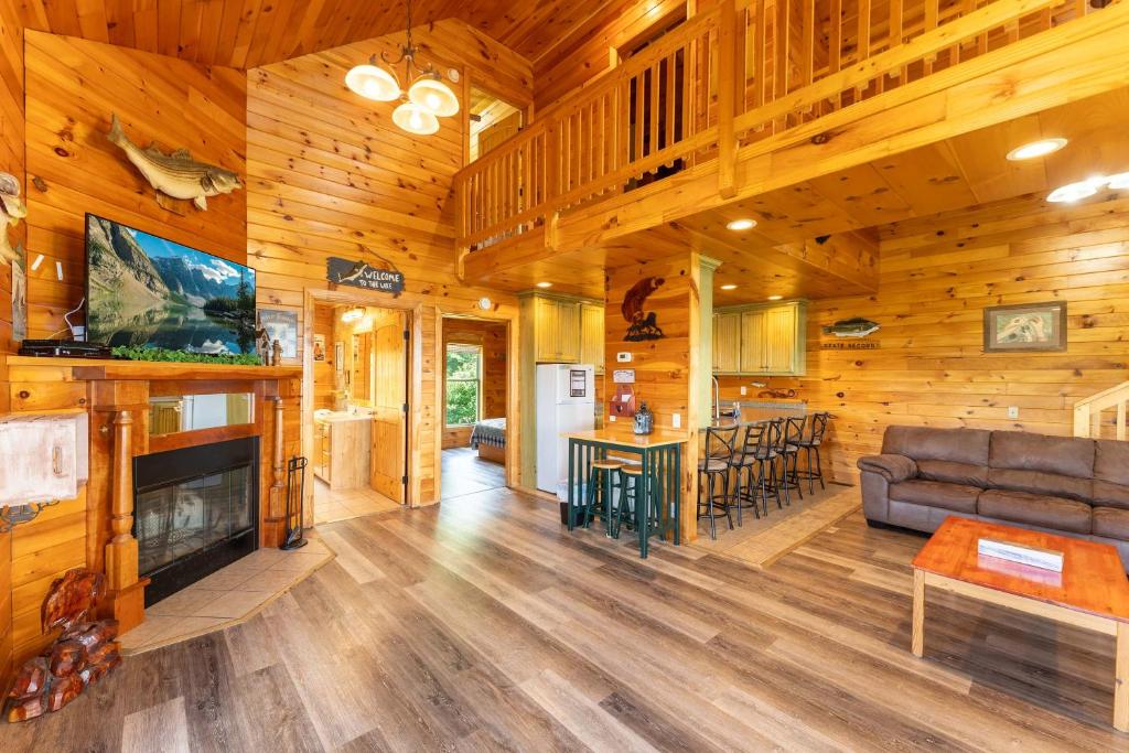 Fish Tales Cabin with a private hot tub - Image 8