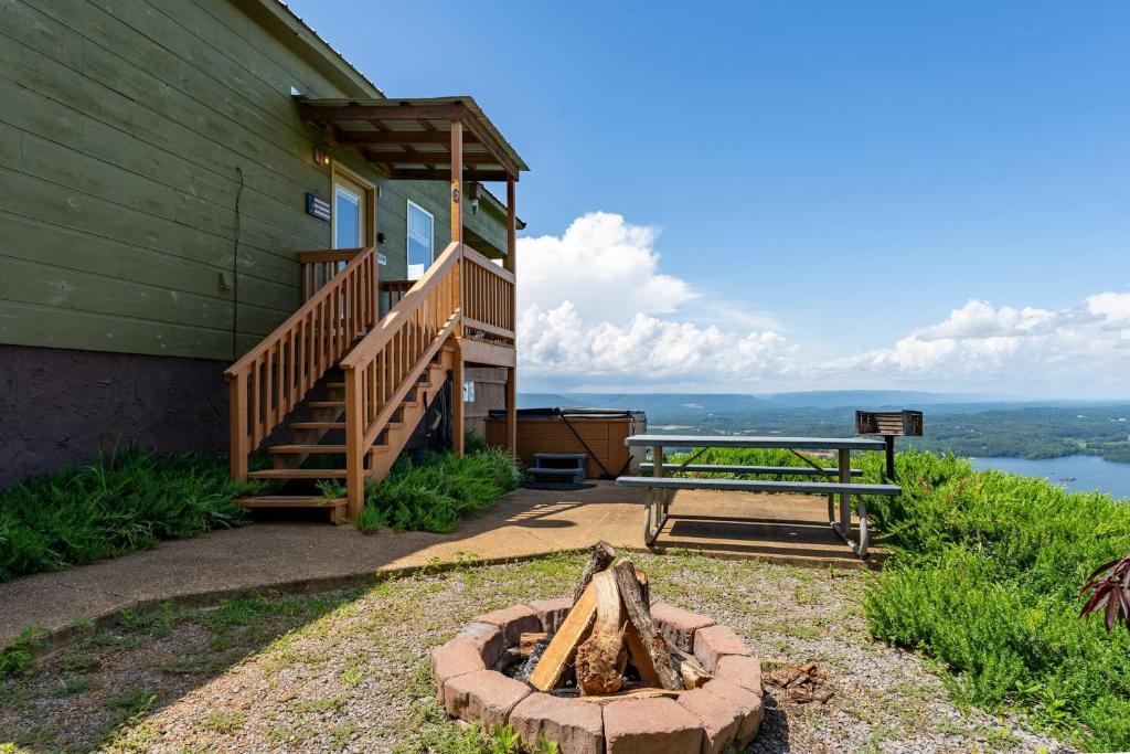 Fish Tales Cabin with a private hot tub - Image 6