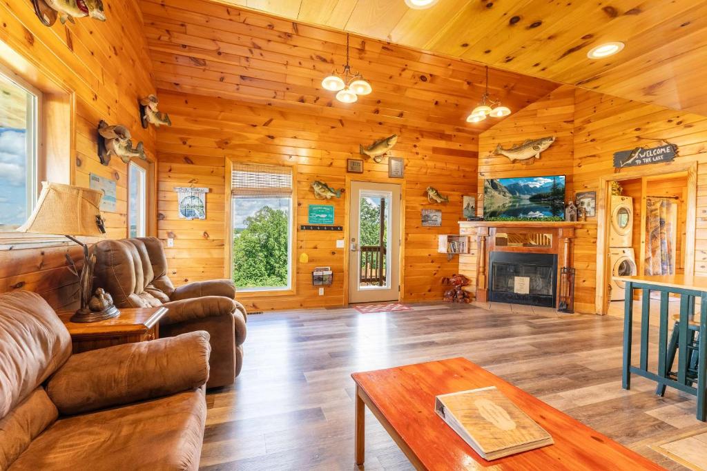 Fish Tales Cabin with a private hot tub - Image 7