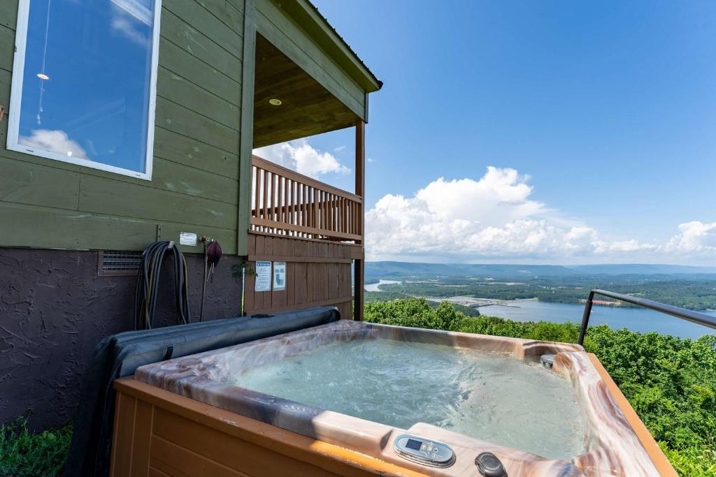 Fish Tales Cabin with a private hot tub