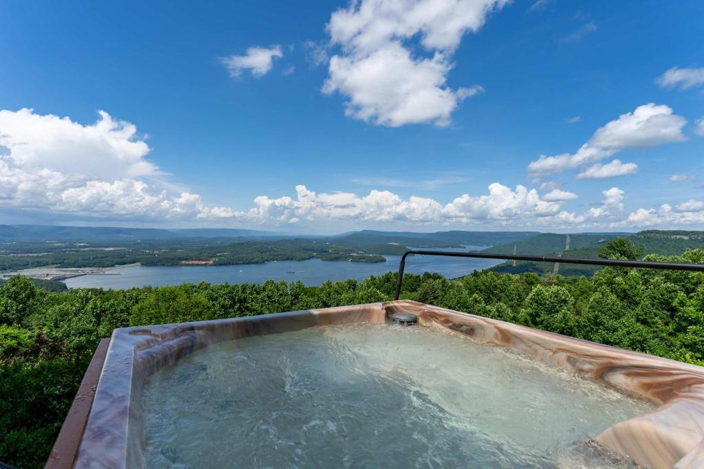 Fish Tales Cabin with a private hot tub