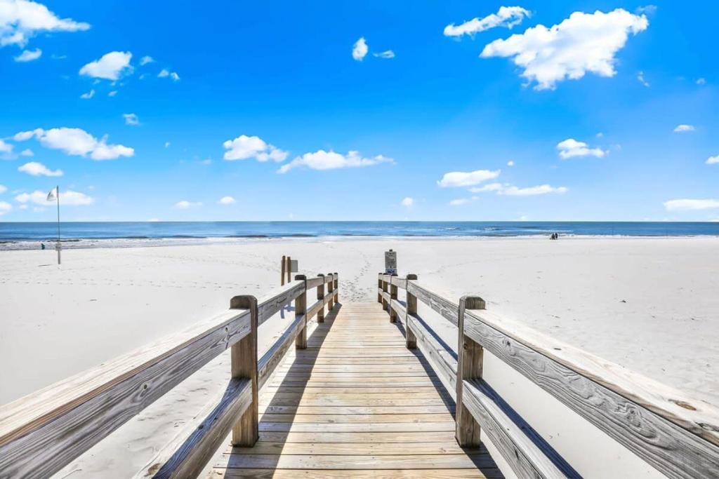 Escapes to the Shores Amenities galore Sleeps 10 - Image 4