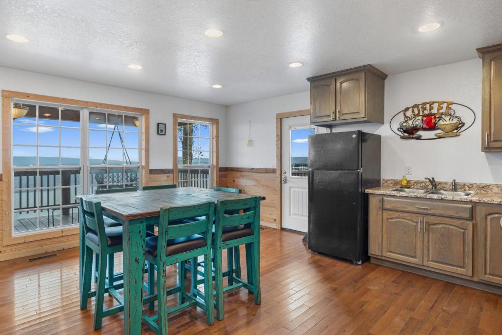 Attitude Adjustment Cabin with hot tub fire pit & indoor pool - Image 8