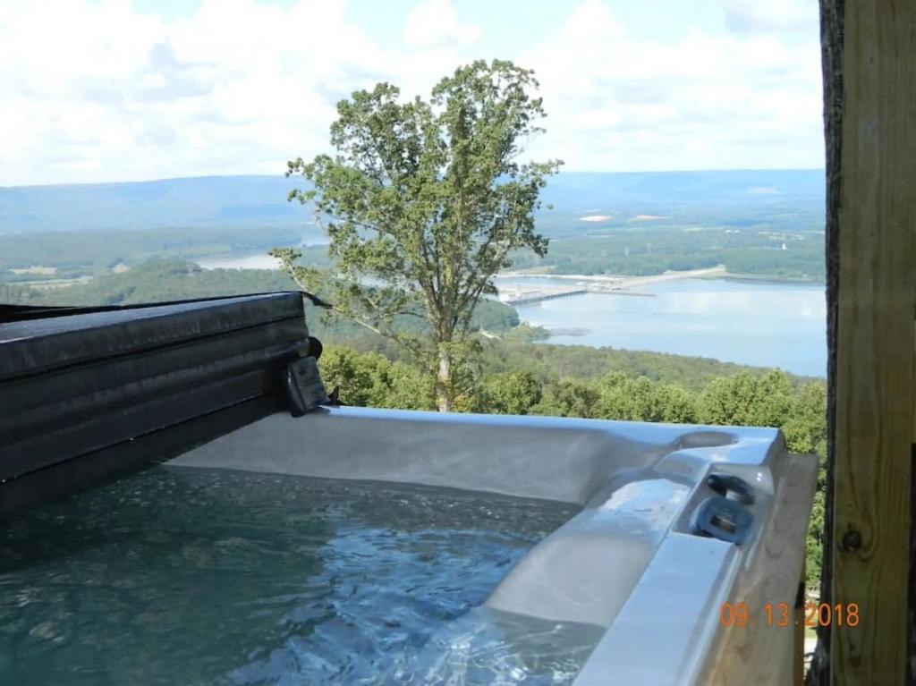 Attitude Adjustment Cabin with hot tub fire pit & indoor pool