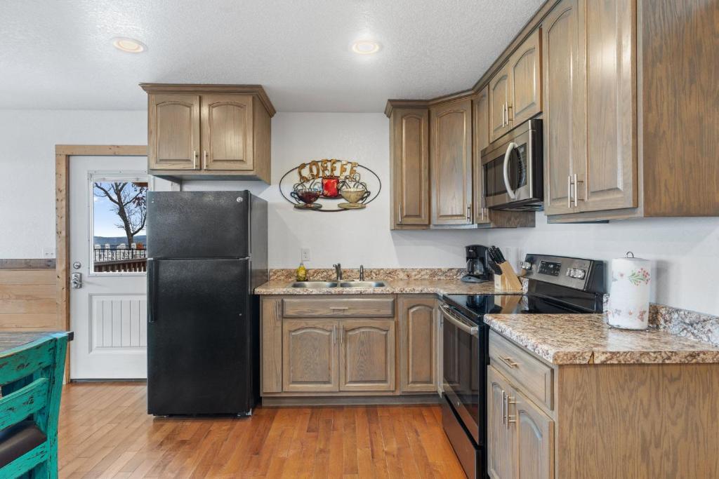 Attitude Adjustment Cabin with hot tub fire pit & indoor pool - Image 6