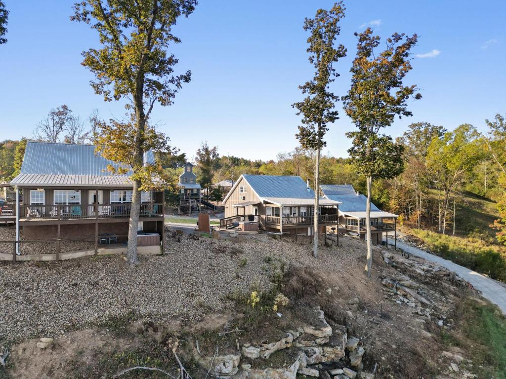 Attitude Adjustment Cabin with hot tub fire pit & indoor pool - Image 5