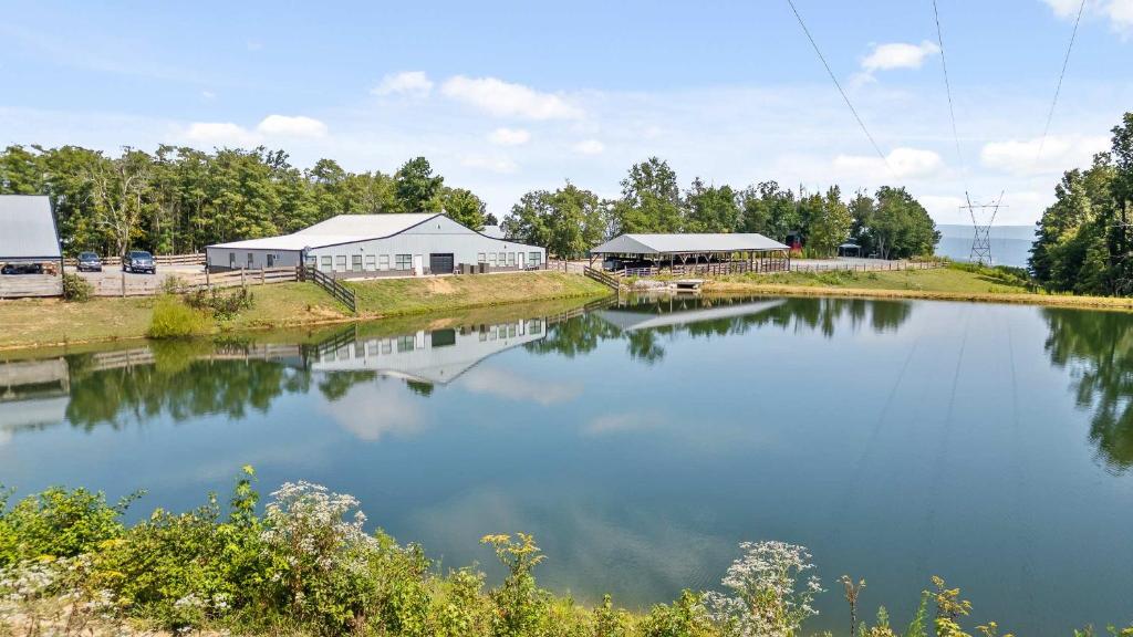 Attitude Adjustment Cabin with hot tub fire pit & indoor pool