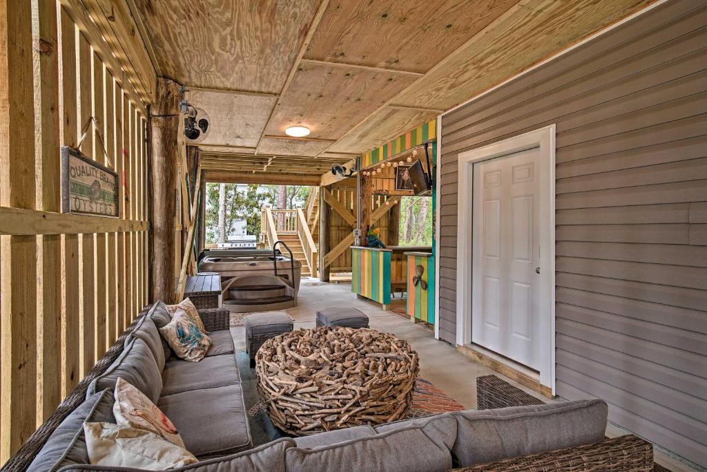 Quiet Fishermans House with Hot Tub and Tropical Bar!