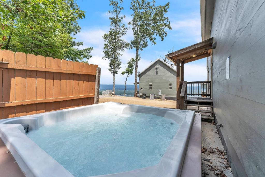 Hot Tub (Jacuzzi) - Photo 4