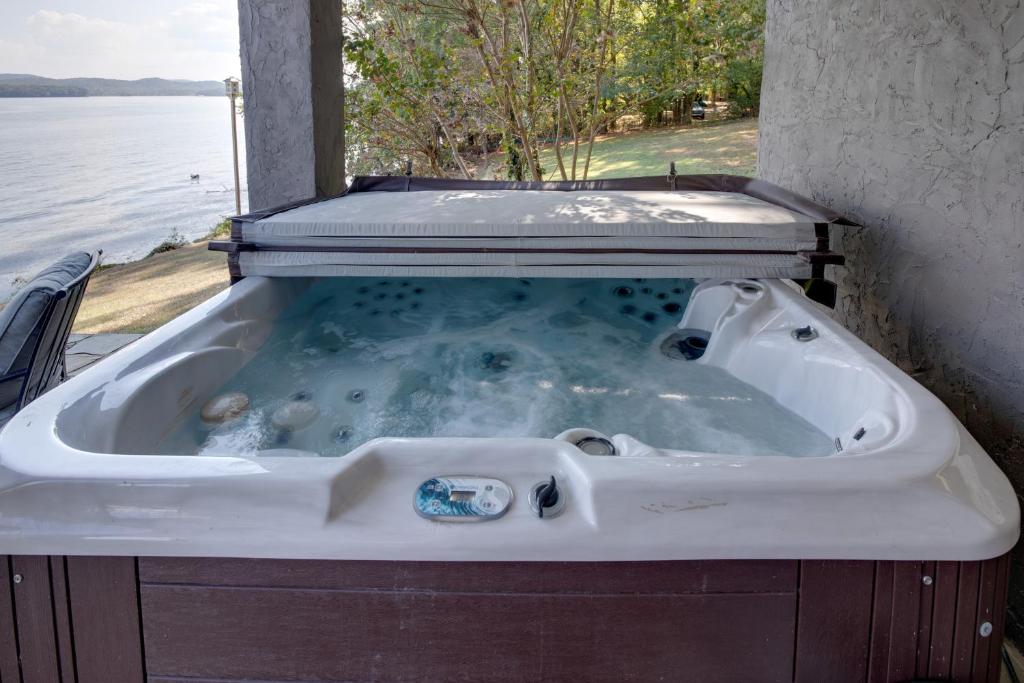 Hot Tub (Jacuzzi) - Photo 2