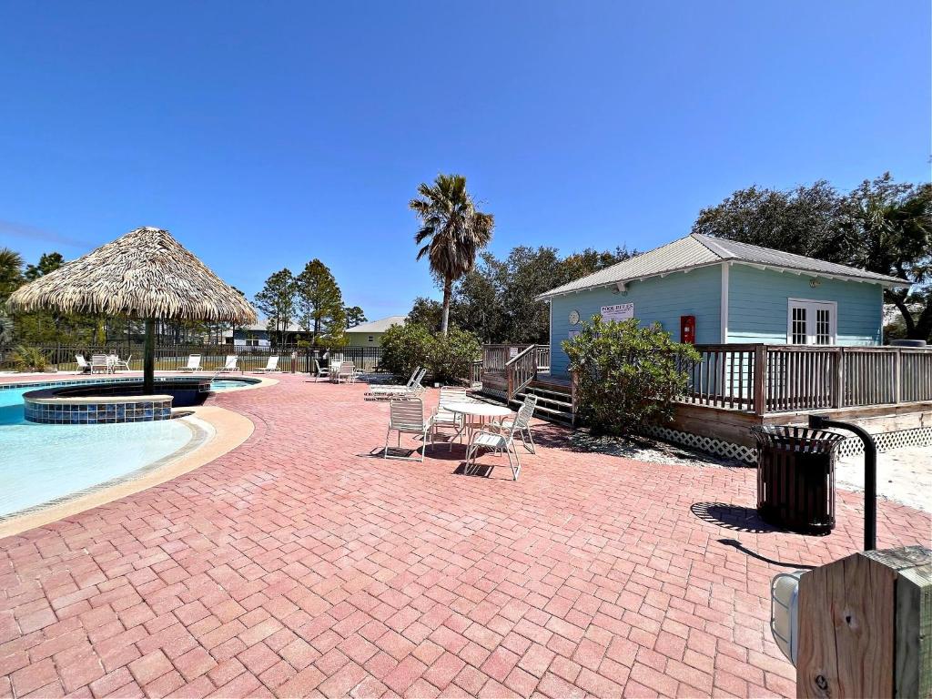 Hot Tub (Jacuzzi) - Photo 2