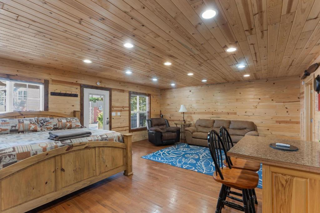 Mr Hills Mercantile Cabin with a hot tub - Image 8